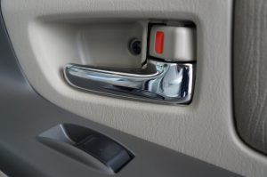 Toyota-innova-2015-khoa-cua